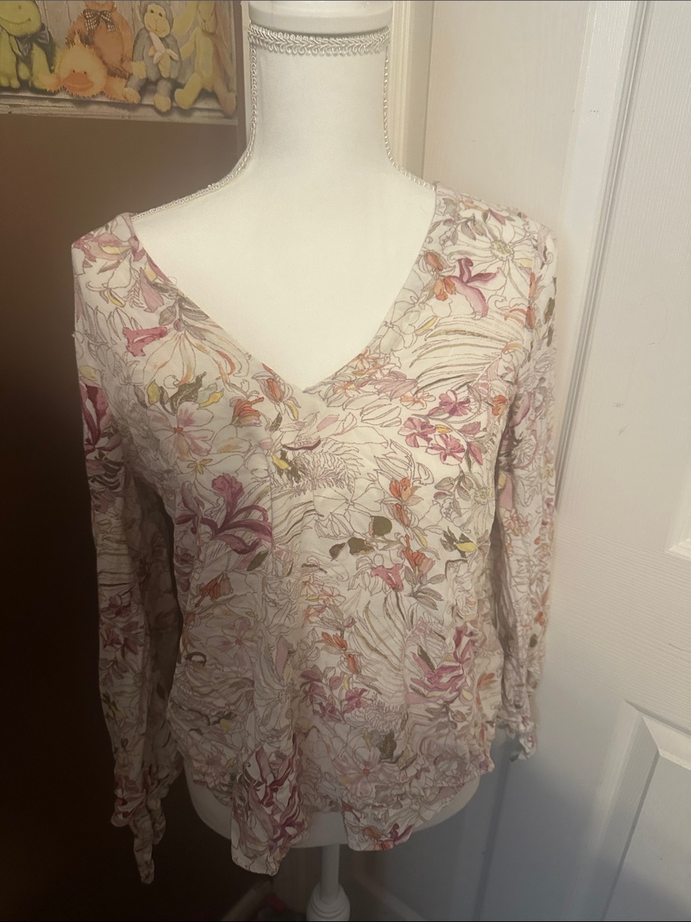 Mauve by Anthropologie floral V-Neck Long-Sleeve Women's Top in Cream and Pink
